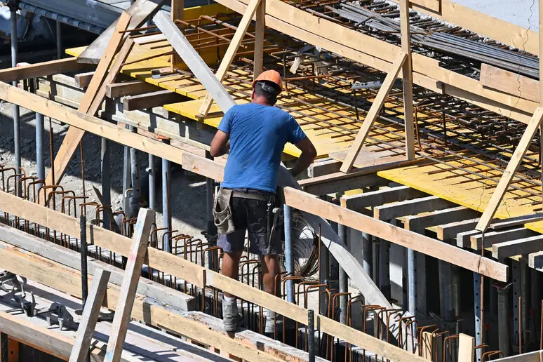Un cantiere, immagine simbolo (Ansa)