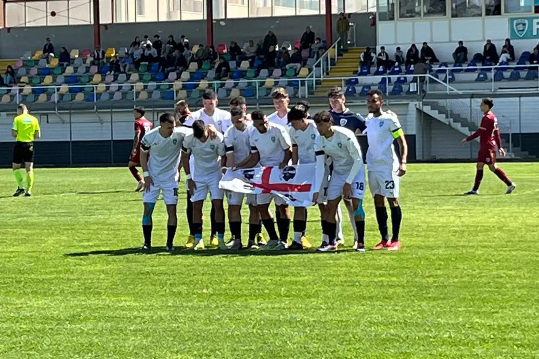 Olbia in campo con la bandiera dei Quattro Mori (foto Ilenia Giagnoni)