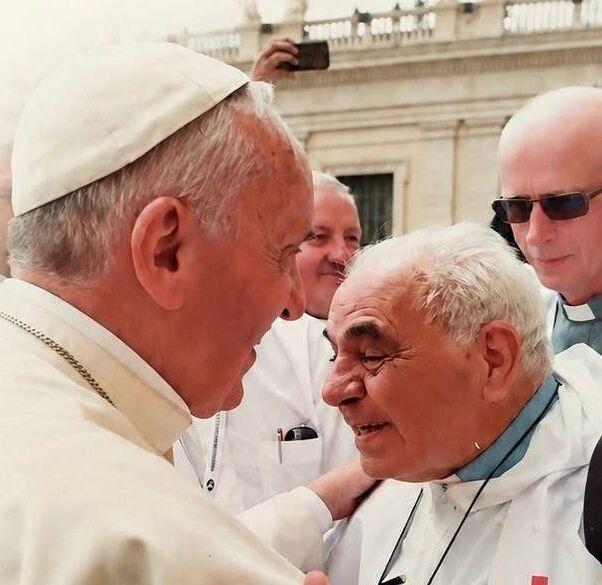 L’ultimo abbraccio al sacerdote dei poveri