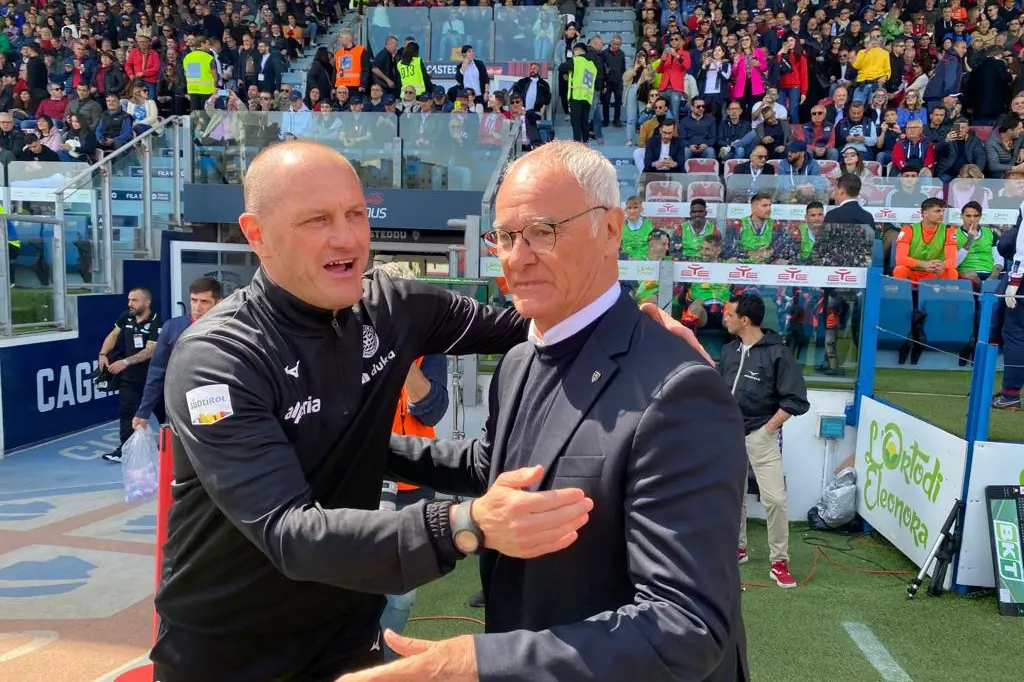 Pierpaolo Bisoli saluta Claudio Ranieri dopo la partita della Domus nella scorsa primavera in Serie B (Archivio L'Unione Sarda)