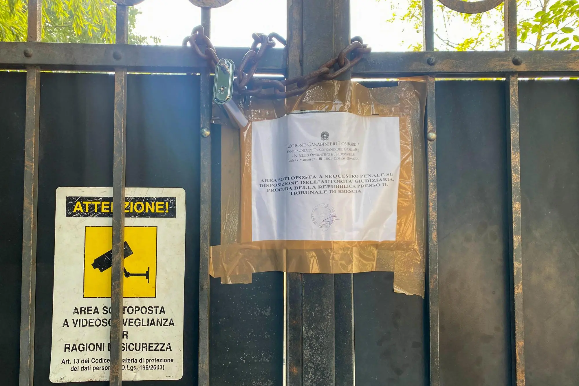 I sigilli dei carabinieri sul cancello del campo nomadi di Lonato dove è stata uccisa Dolores Dori (Ansa)