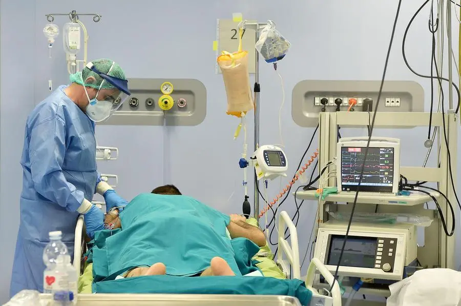 Un malato di Covid in un reparto di terapia intensiva (foto Ansa)