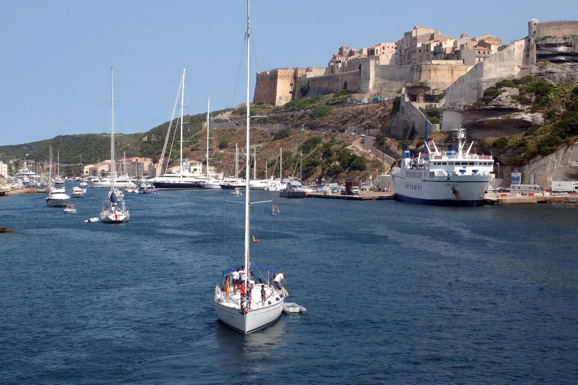 Un'immagine del porto di Bonifacio, il centro pi&ugrave; a sud della Corsica, che dista solo 16 chilometri dalla Sardegna