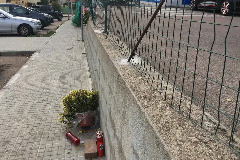 La recinzione nel parcheggio dell'incidente, installata dopo il decesso di Francesco Vargiu (foto Busia)