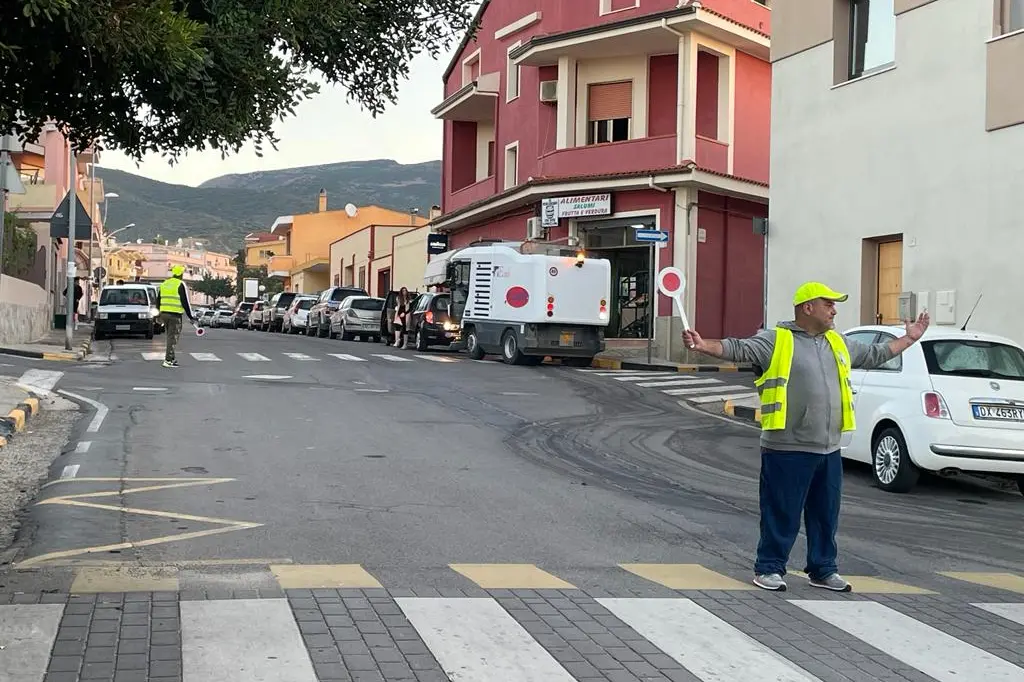 Due persone svolgono il servizio di controllo di entrata a scuola a Sinnai (foto Serreli)