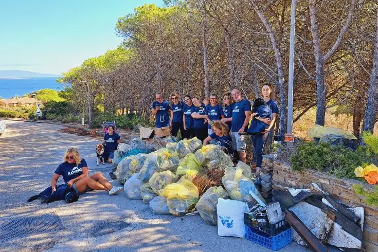 I rifiuti raccolti dai volontari Plastic Free (foto Pala)