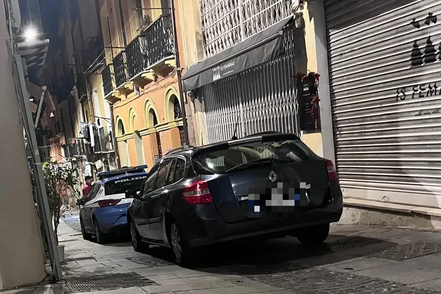 La polizia in via Napoli (Foto: Marco Noce)