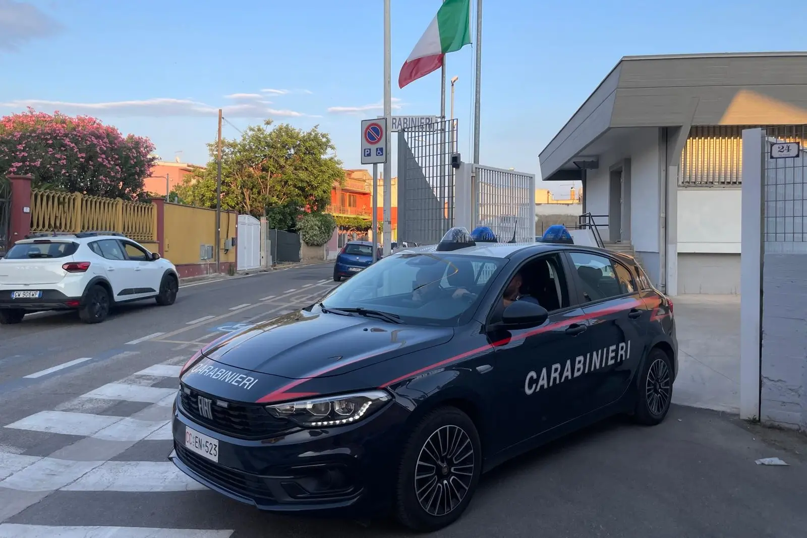 Carabinieri davanti alla stazione di Sestu (Foto d'archivio)