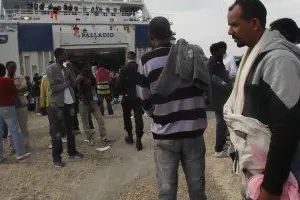 Migranti imbarcati nei traghetti a Lampedusa per lo smistamento