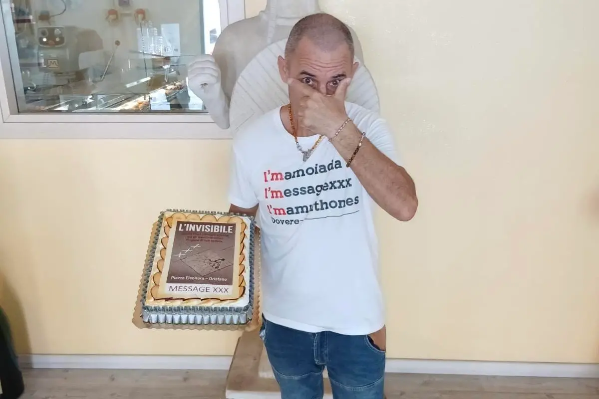 Andrea Mulas con la torta (foto concessa)