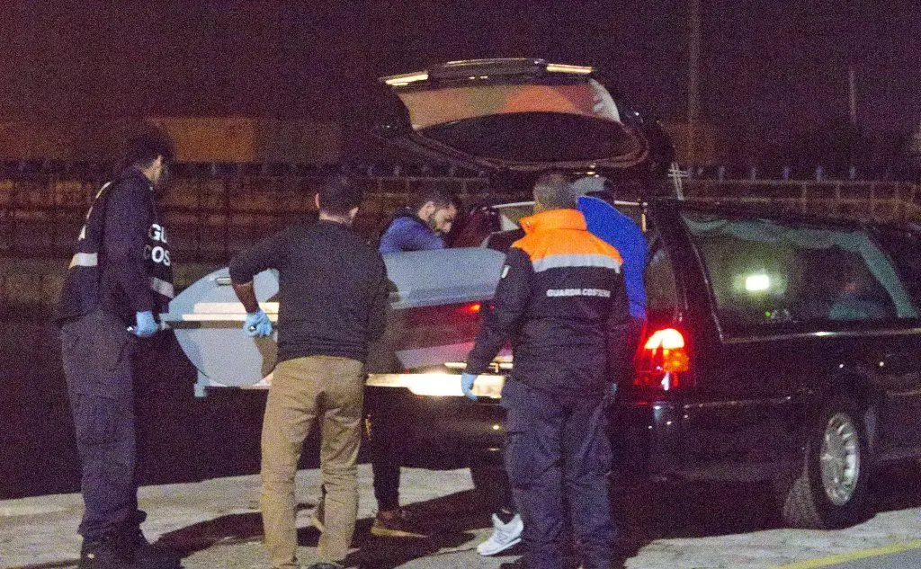 In tredici viaggiavano su un barchino (foto L'Unione Sarda)