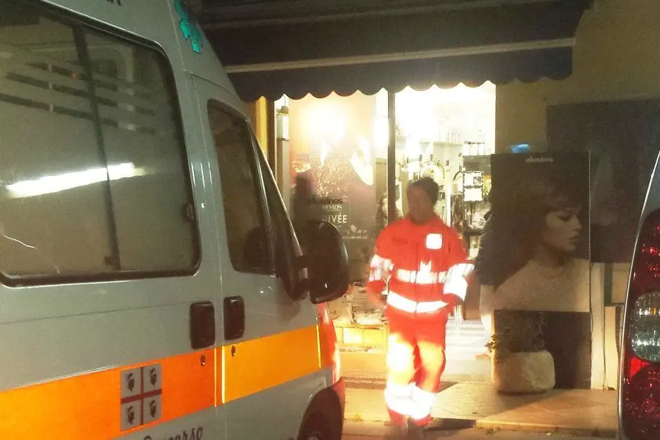 L'ambulanza davanti alla parruccheria (foto Milena Mundula)