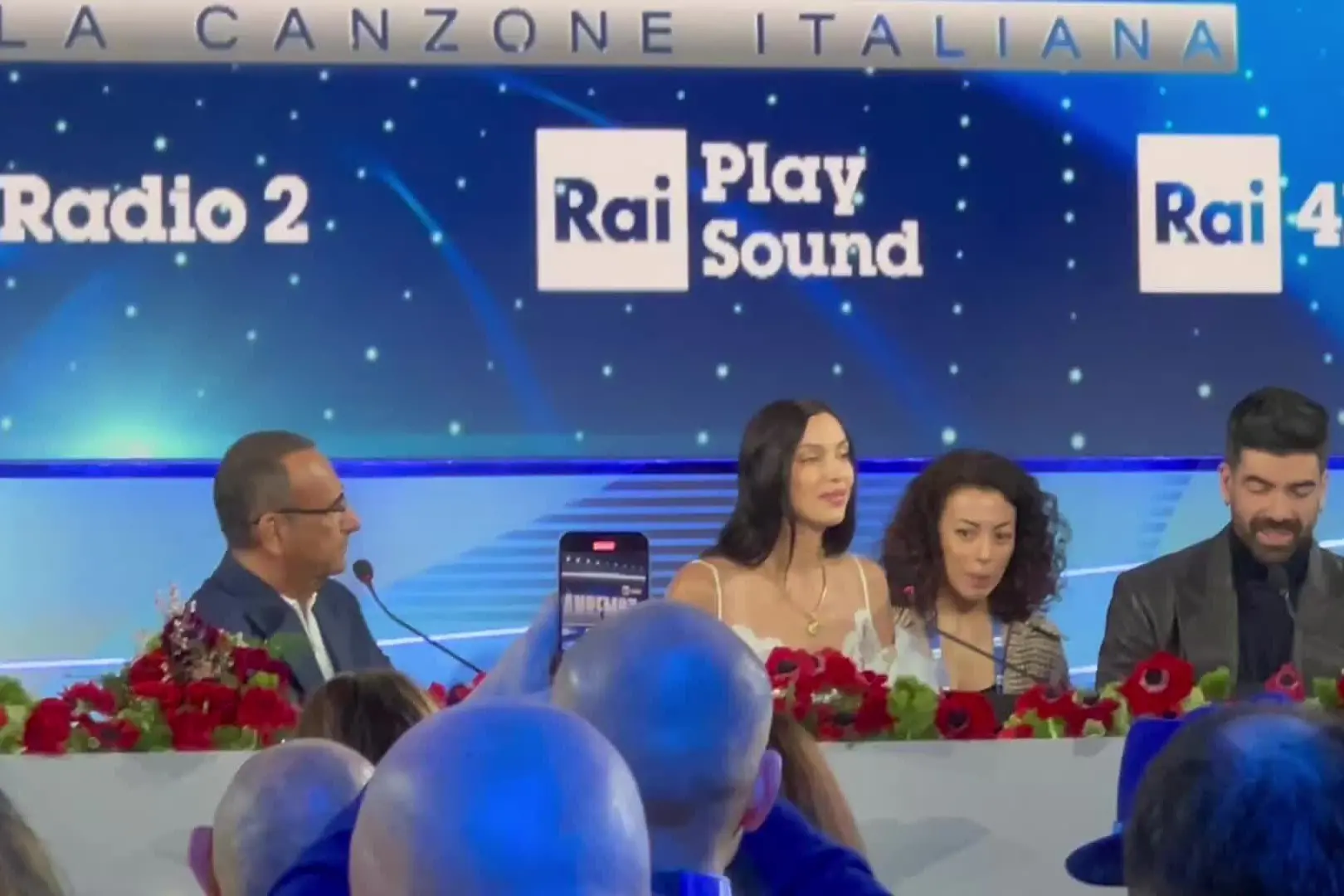 Irina Shayk a Sanremo, qualche battuta in italiano: "And that's all"