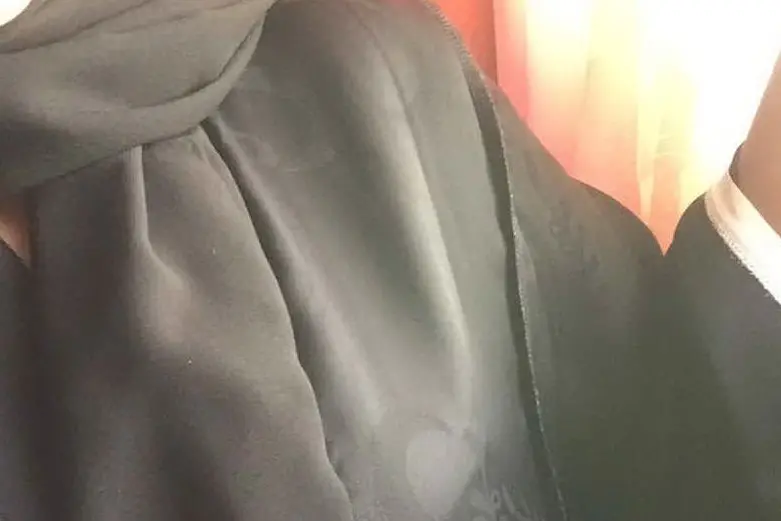 Una foto con l'abaya al rovescio (foto Twitter)