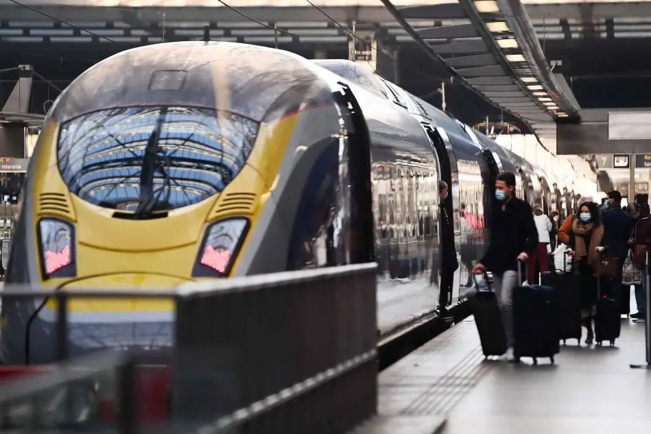 Viaggiatori a Londra (Ansa)