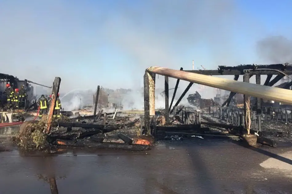 Ristorante distrutto dalle fiamme al porticciolo turistico di Torregrande, Oristano