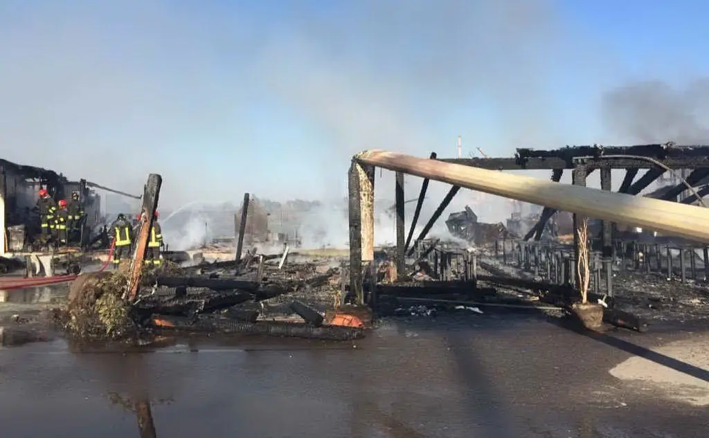 Ristorante distrutto dalle fiamme al porticciolo turistico di Torregrande, Oristano