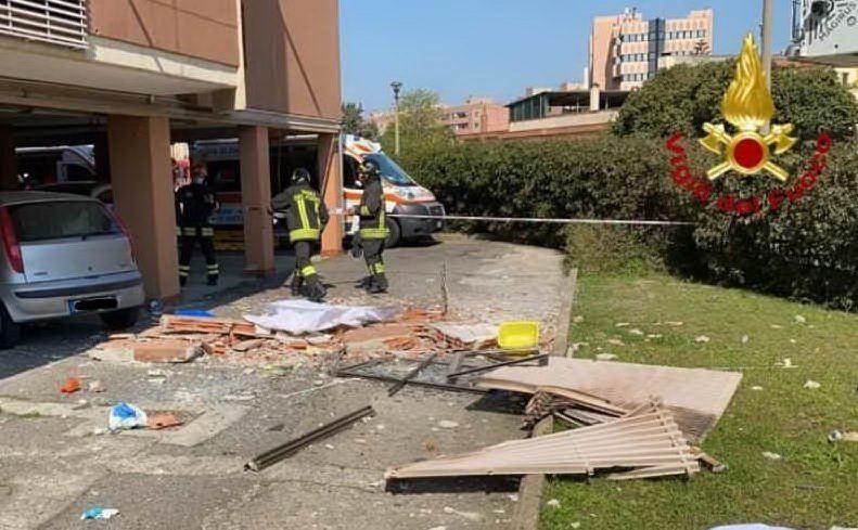 Crolla terrazzo a Cagliari, un ferito