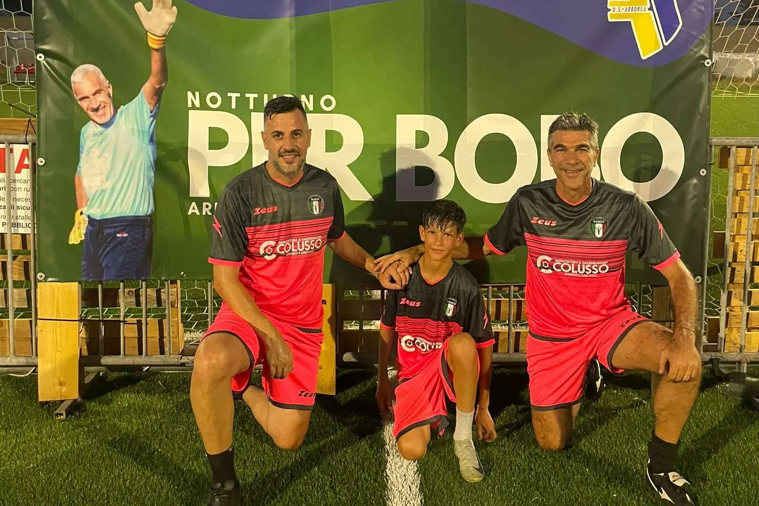 Alessio e Manolo, fratelli, con Pietro Costella, nipote di Bobo Costella, al quale è dedicato il torneo (foto concessa)