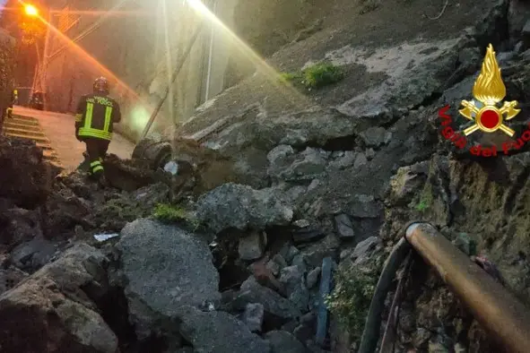 Il muro di contenimento crollato a Genova (foto Ansa)