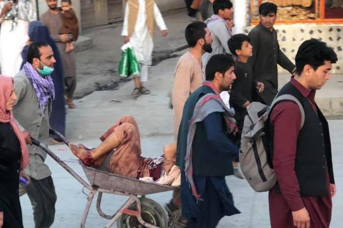 Sangue sulla fuga da Kabul: due attacchi Isis all’aeroporto, è strage. Più di 100 morti, anche bimbi e 13 soldati Usa