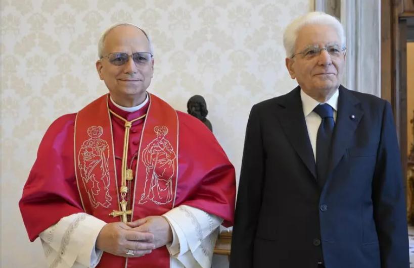 Leone XIV al Quirinale, l’abbraccio con Mattarella: «Famiglie al centro, lavoro dignitoso per guardare al futuro»