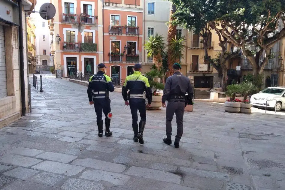 Controlli nel centro di Cagliari (foto L'Unione Sarda)