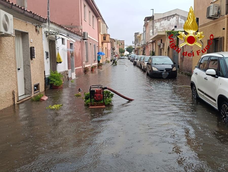 Acquazzone a Olbia: strade allagate e persone intrappolate in case e negozi