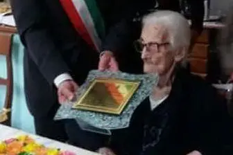 La centenaria Modesta Zucca riceve una targa dal sindaco