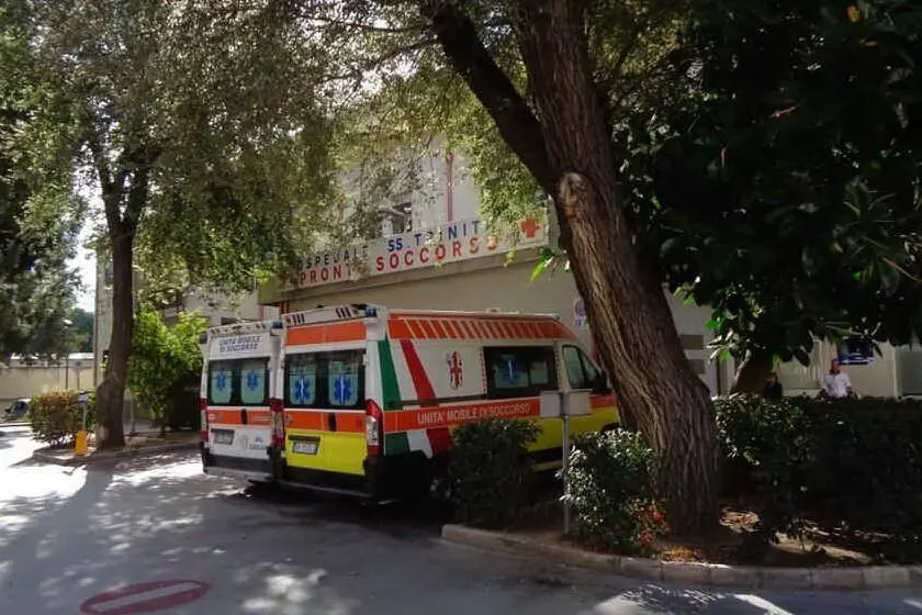 Ambulanze fuori dal Ps dell'ospedale (Archivio L'Unione Sarda)