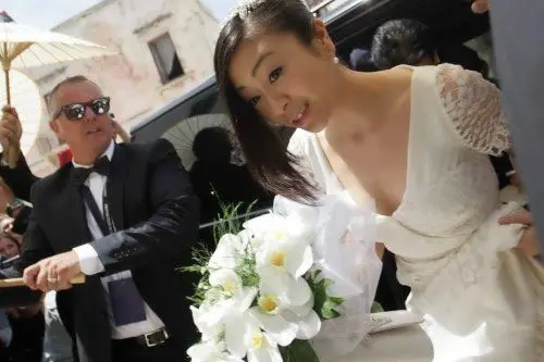 La popstar Hikaru Utada con l'abito da sposa