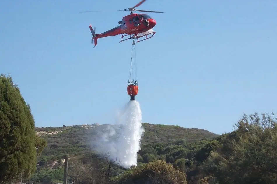 Un elicottero in azione per spegnere un incendio