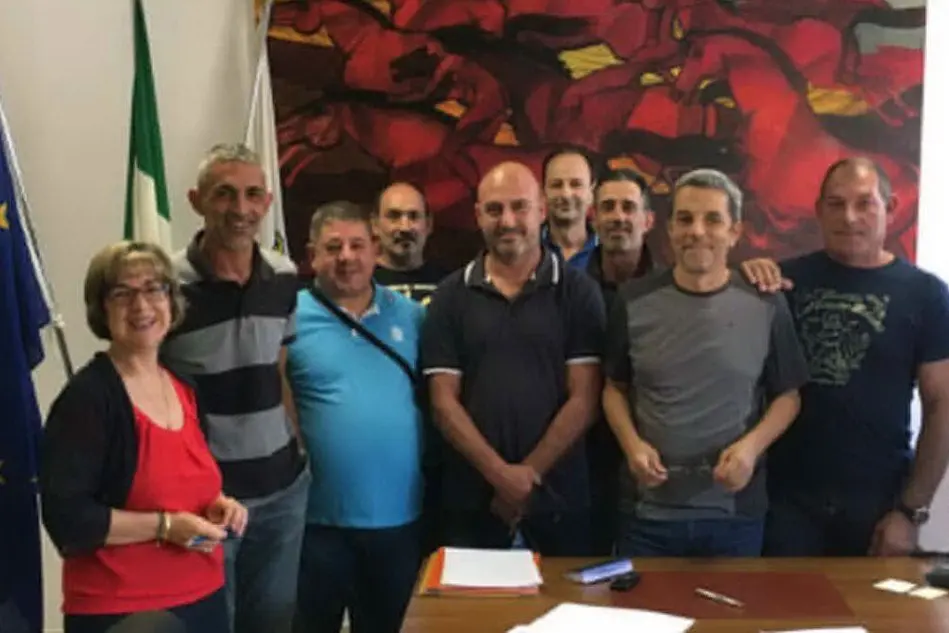 I nuovi barracelli nell'ufficio del sindaco Maurizio Onnis (foto Antonio Pintori)