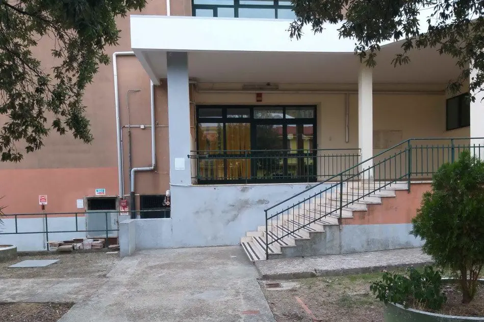 Il plesso scolastico di via Monti (foto L'Unione Sarda - Farris)