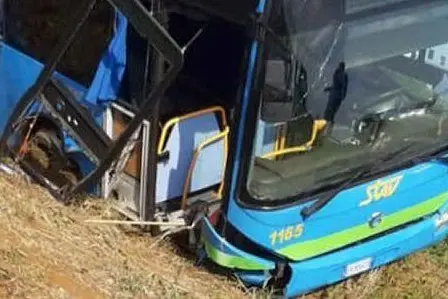 L'autobus dopo l'incidente (foto da Facebook)