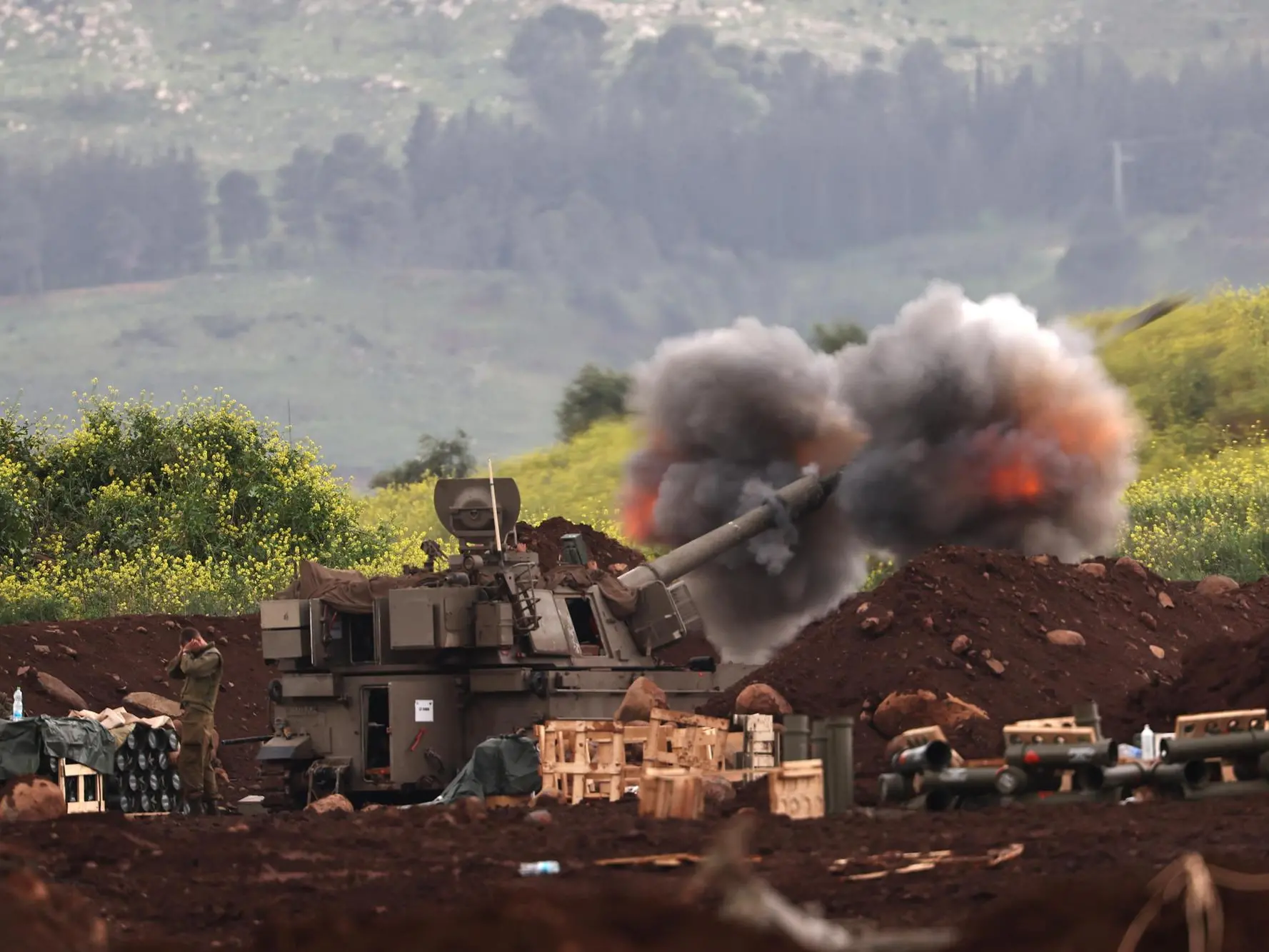 Трамп обрушился с критикой на НАТО: «Если они ничего не предпримут, будущее будет очень мрачным». Израиль: «В Ливане ведутся целенаправленные наземные операции». epa12821496 An Israeli artillery fires shells towards targets in Lebanon at an undisclosed position near the Israel-Lebanon border, 15 March 2026. The Israeli military stated it is conducting strikes across Lebanon targeting Hezbollah infrastructure and personnel. EPA/ATEF SAFADI