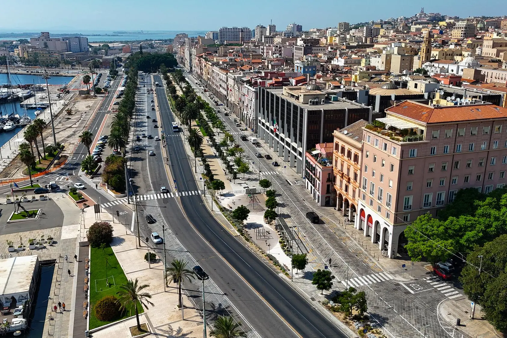 Cagliari, 20 agosto 2025 - via Roma, la corsia dedicata alla Metro di Superficie - Stefano Anedda Endrich