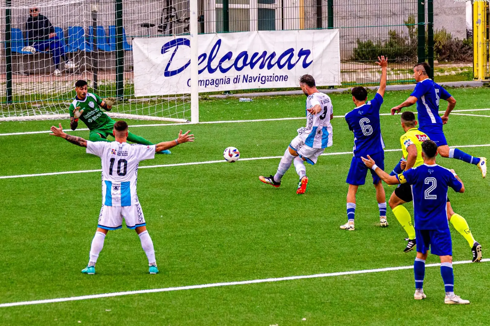Un gol di Caio De Cenco nella scorsa stagione: l'attaccante è stato confermato dall'Ilvamaddalena (foto Gianni Farese)