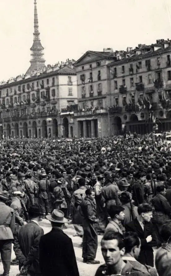 La manifestazione del 6 maggio 1945 a Torino (foto Wikipedia)