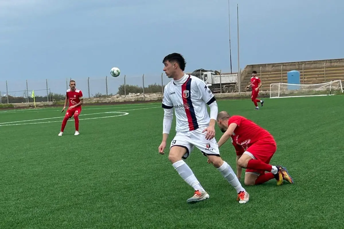 L'attaccante del Valledoria (maglia bianca), Pietro Burrelli (G.Pischedda)