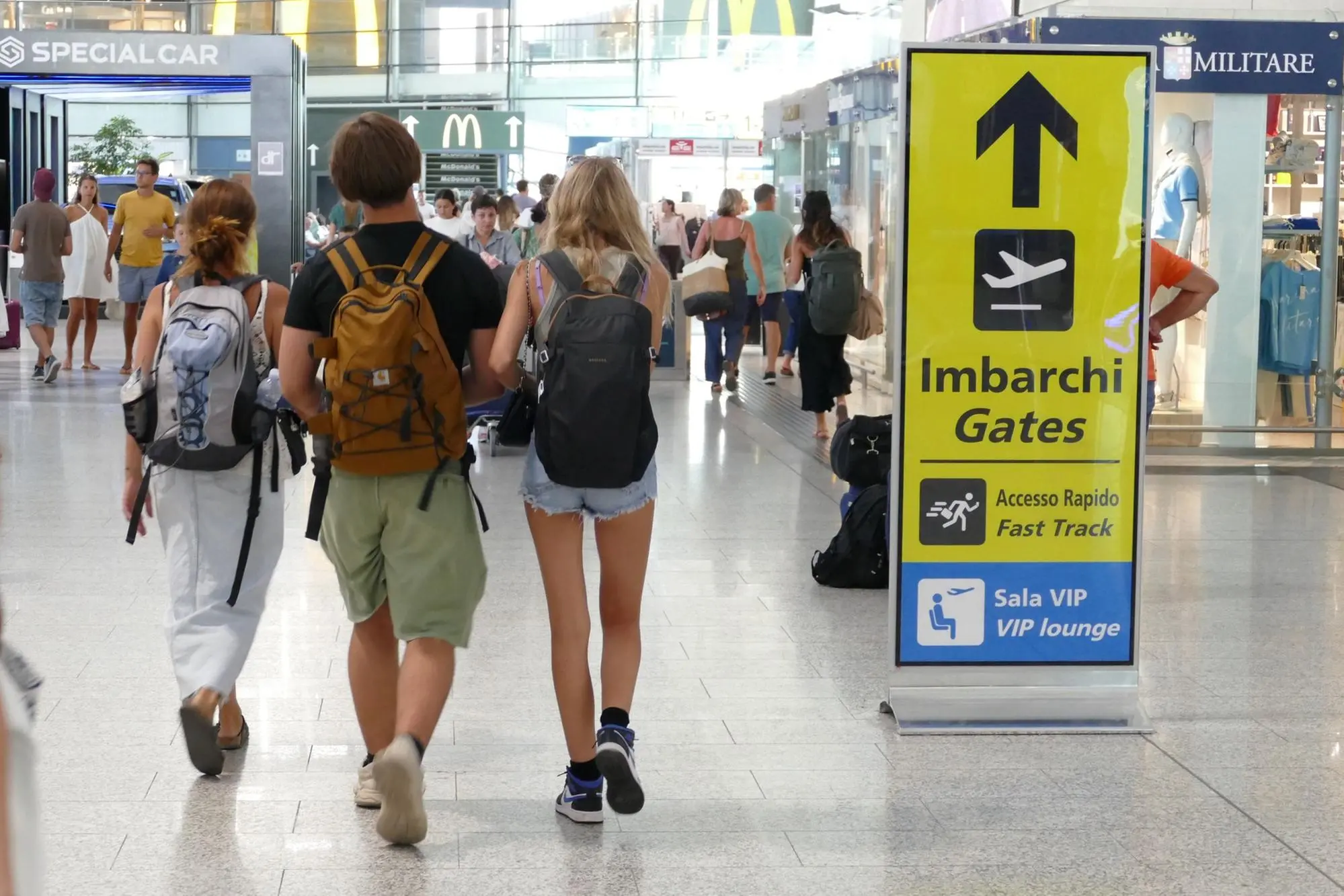 Turisti in aeroporto a Cagliari Elmas