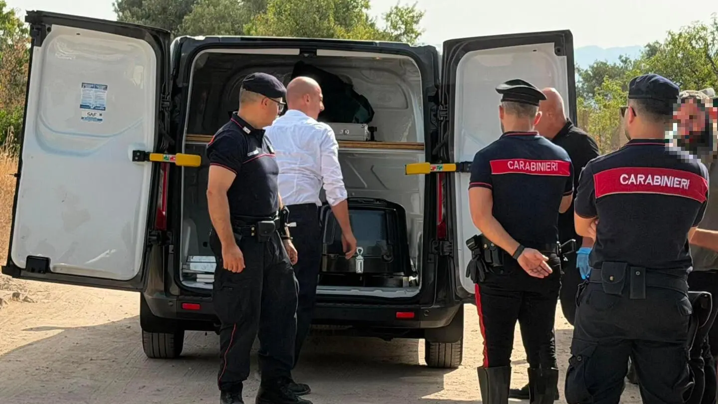 Un uomo uccide la moglie, poi viene ucciso dal fratello in un dramma familiare a Quartu e Solanas
