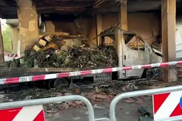 Cagliari, due furgoni in fiamme: palazzina evacuata