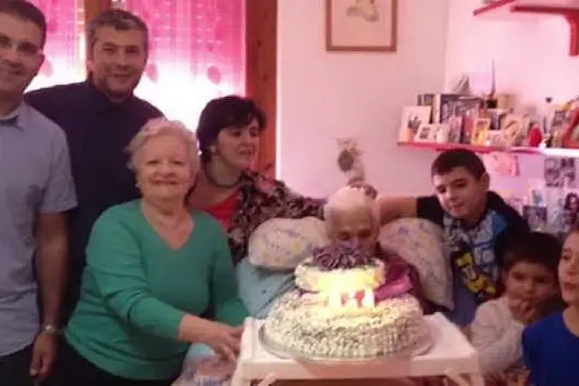 Teresa Dessì, circondata dai familiari nel giorno del 103mo compleanno (foto Cinzia Simbula)