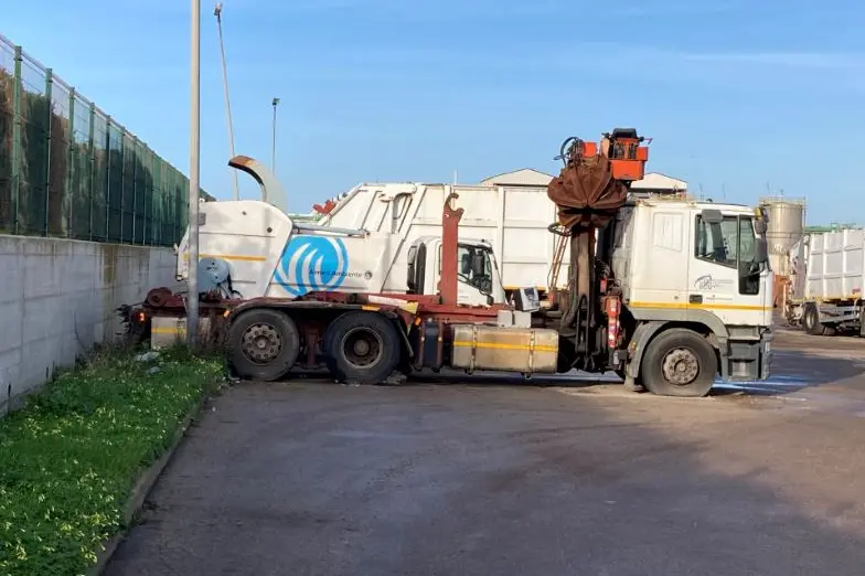 Un camion rifiuti\u00A0(foto L'Unione Sarda - Pala)
