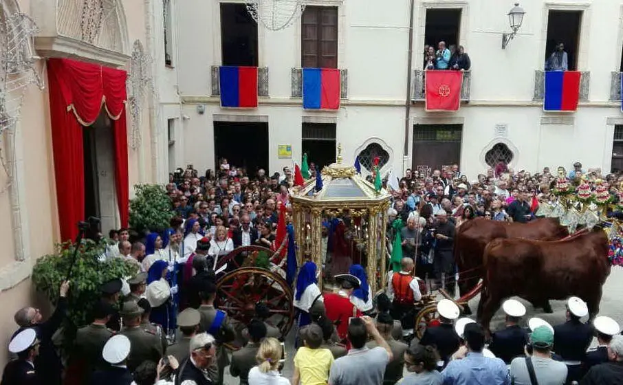 La statua del santo viene posta dentro il cocchio