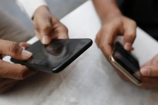 Due smartphone, immagini simbolo (Ansa)