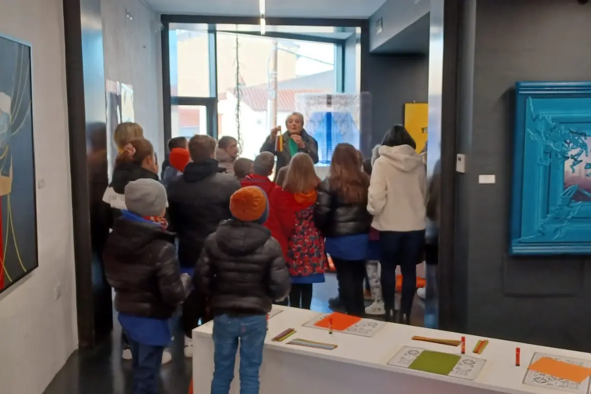 La Fiber Artist Nietta Condemi spiega ai bambini l'arte dell'intreccio (foto Dui)