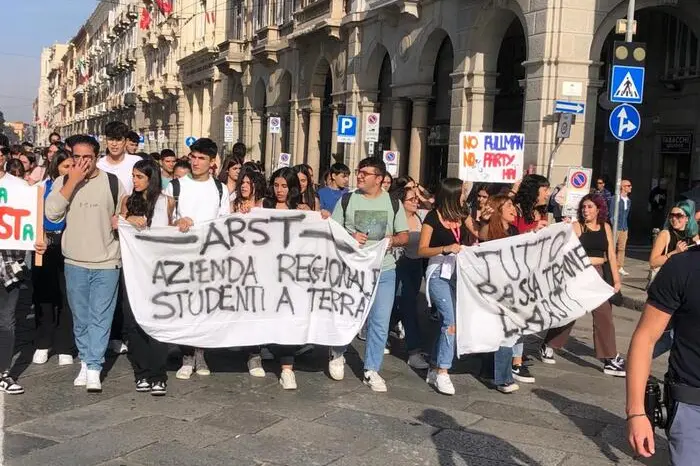 La protesta degli studenti a Cagliari (Ansa)