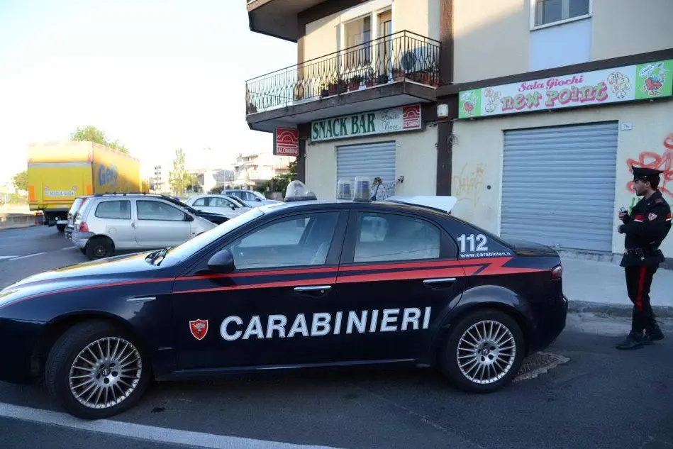 I carabinieri davanti al bar (foto Satta)